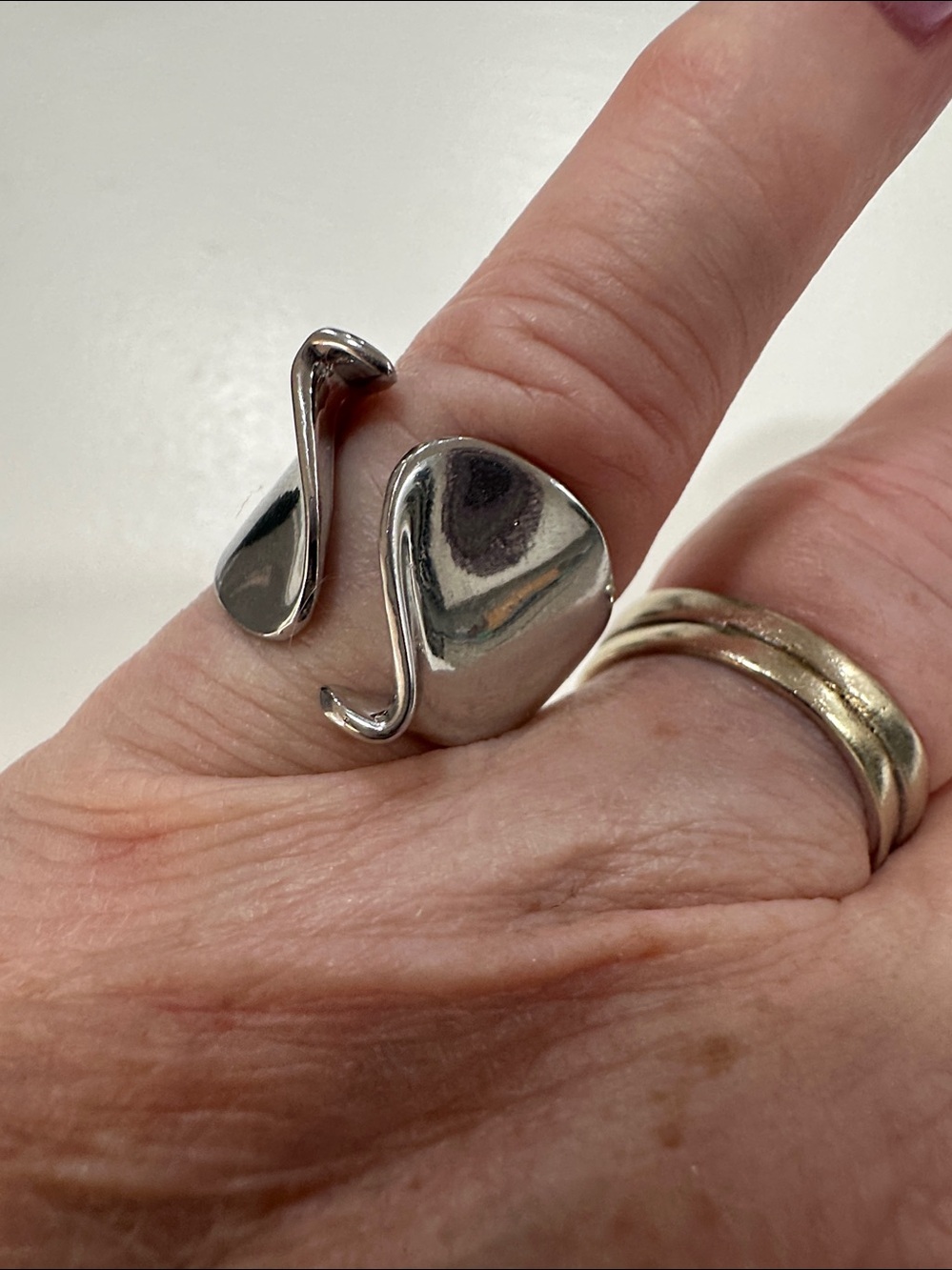 Bright polished silver ring, unique, Adjustable size 6-8 - Picture 8 of 9